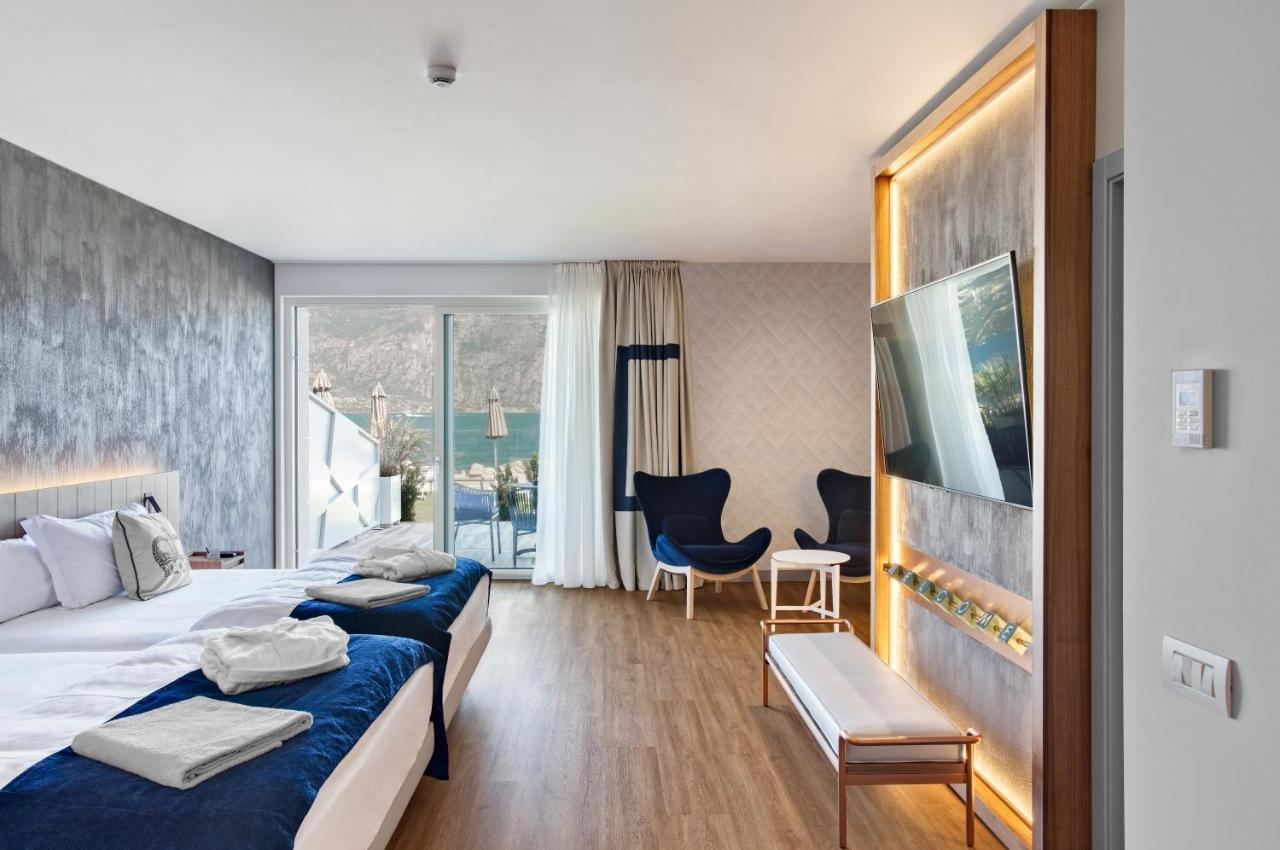 מאלצ'סינה Hotel Castello Lake Front מראה חיצוני תמונה
