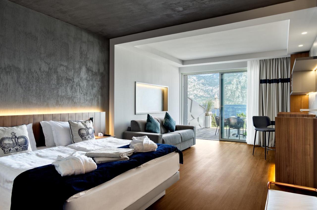 מאלצ'סינה Hotel Castello Lake Front מראה חיצוני תמונה