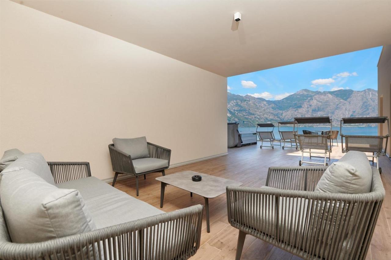 מאלצ'סינה Hotel Castello Lake Front מראה חיצוני תמונה