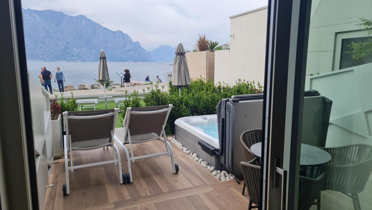 מאלצ'סינה Hotel Castello Lake Front מראה חיצוני תמונה