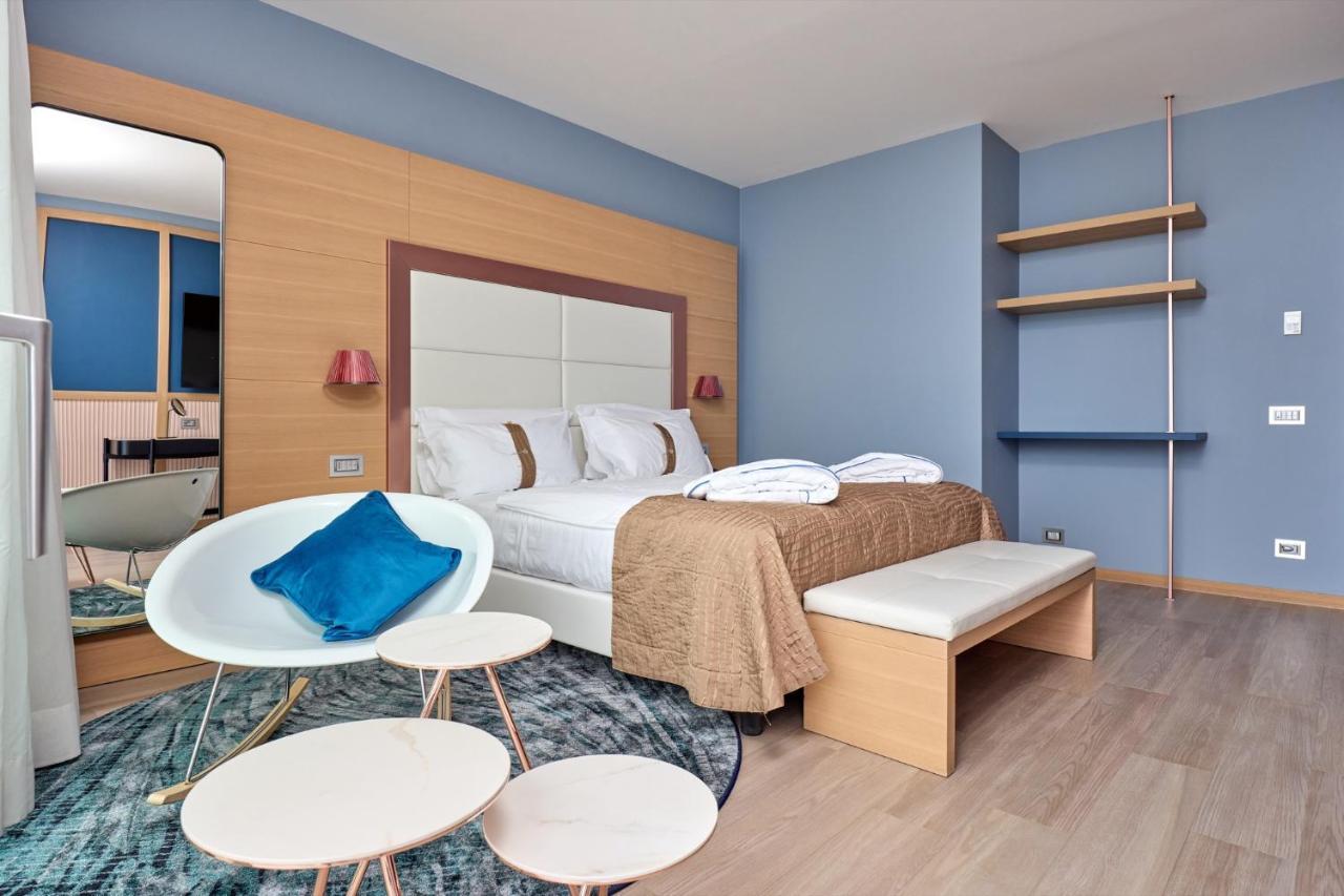 מאלצ'סינה Hotel Castello Lake Front מראה חיצוני תמונה
