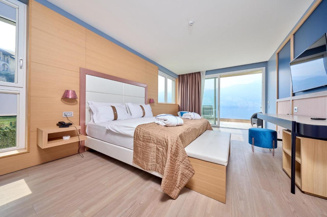 מאלצ'סינה Hotel Castello Lake Front מראה חיצוני תמונה