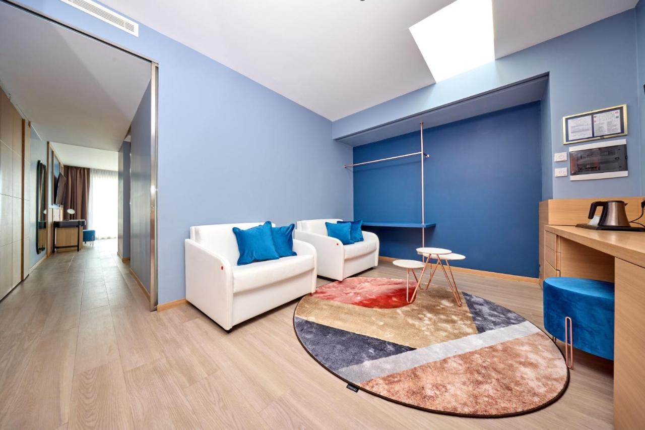 מאלצ'סינה Hotel Castello Lake Front מראה חיצוני תמונה