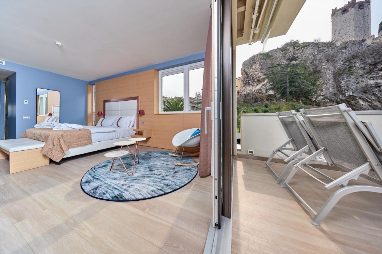 מאלצ'סינה Hotel Castello Lake Front מראה חיצוני תמונה
