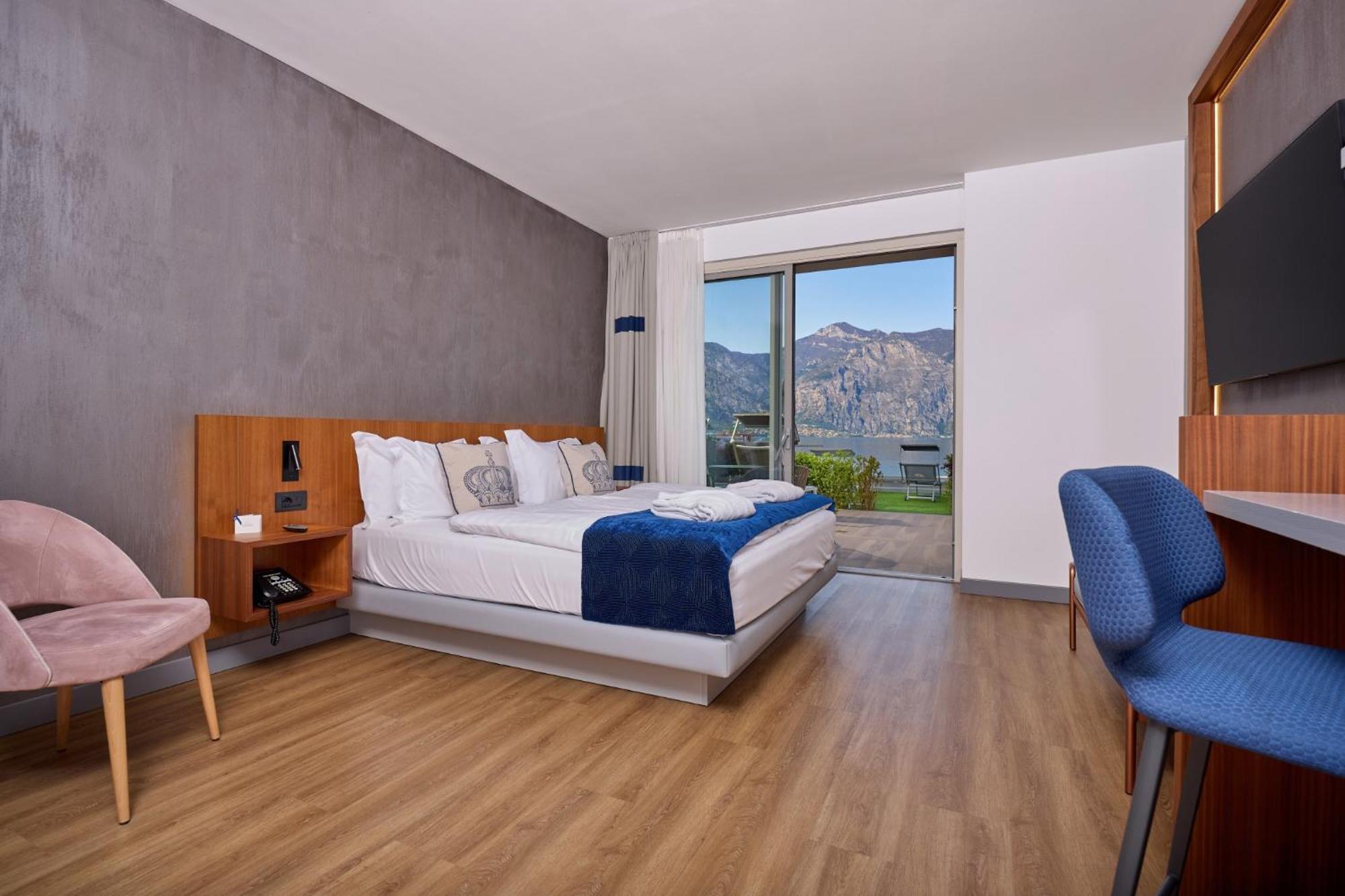 מאלצ'סינה Hotel Castello Lake Front מראה חיצוני תמונה