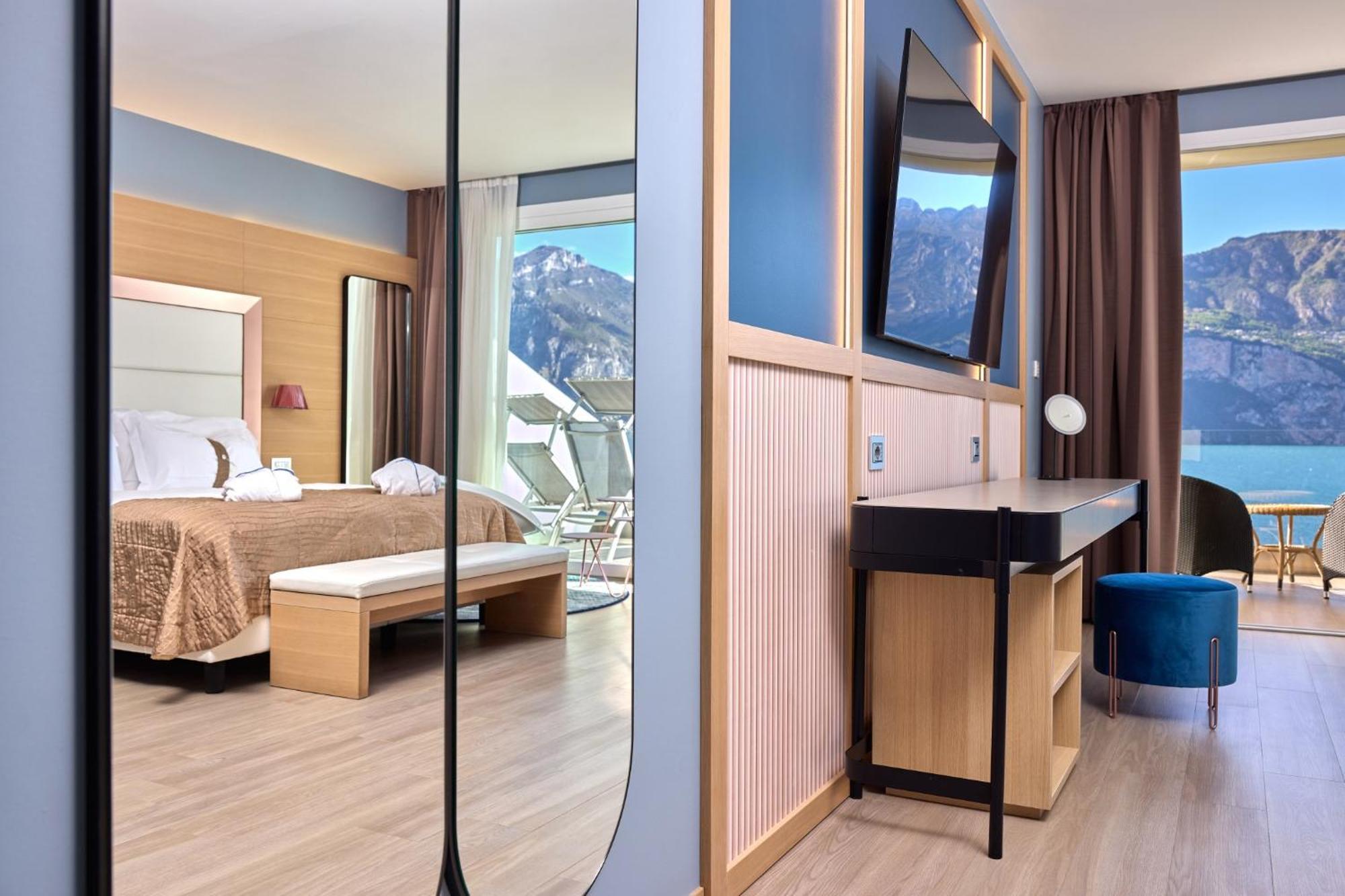 מאלצ'סינה Hotel Castello Lake Front מראה חיצוני תמונה