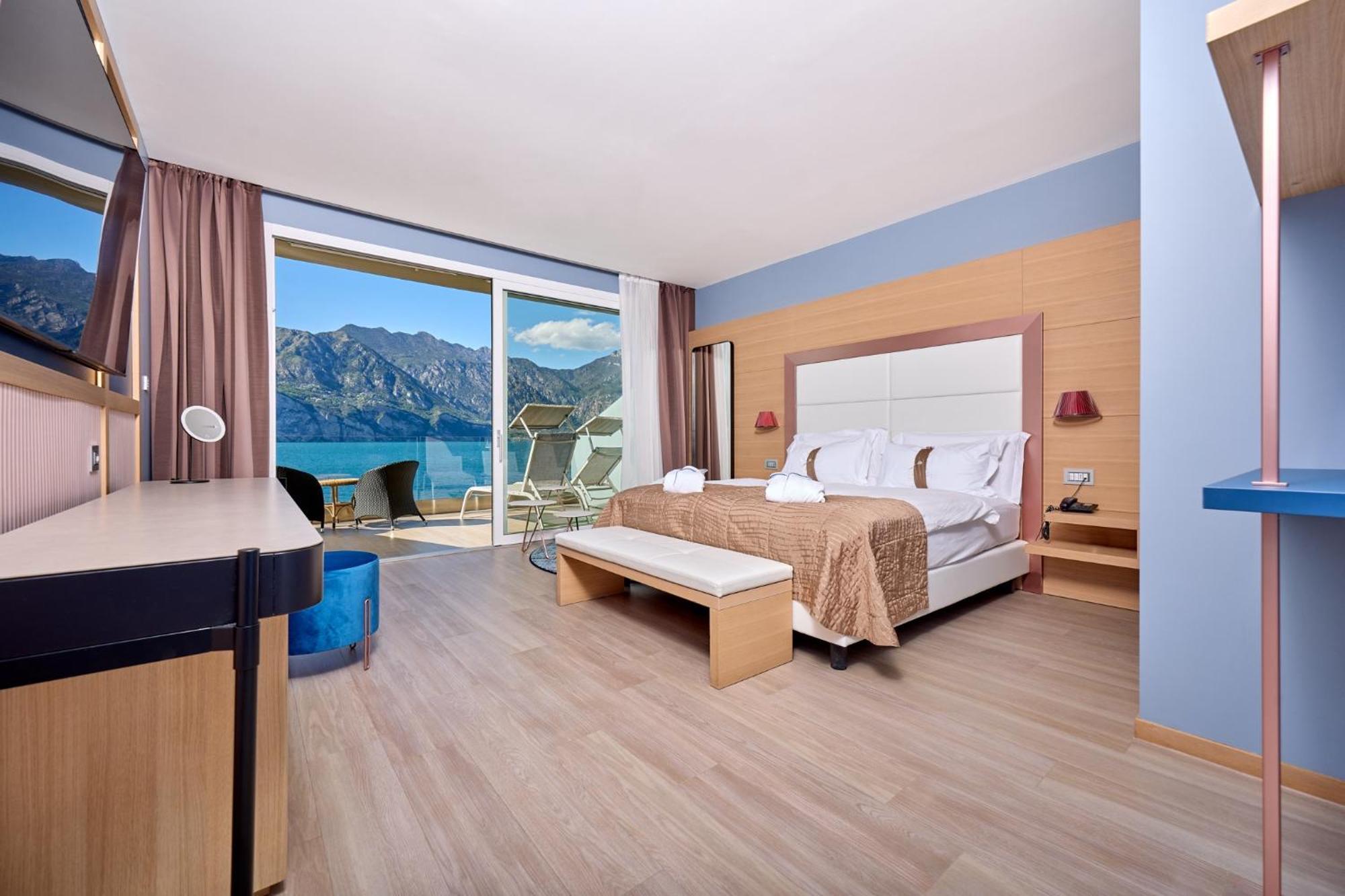 מאלצ'סינה Hotel Castello Lake Front מראה חיצוני תמונה