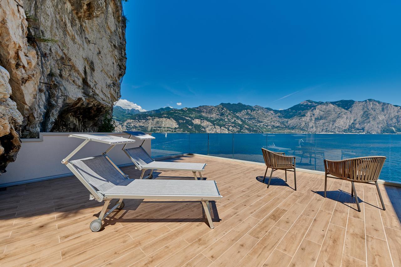מאלצ'סינה Hotel Castello Lake Front מראה חיצוני תמונה