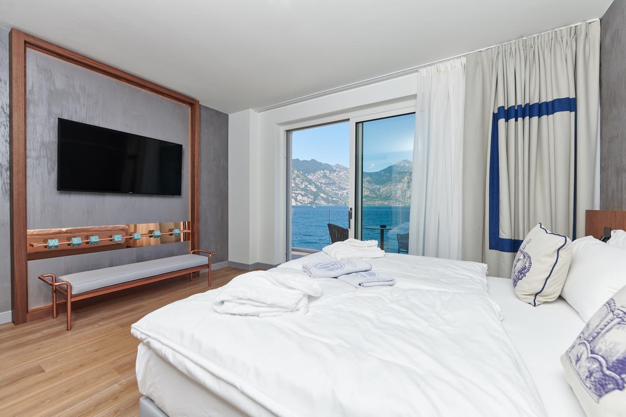 מאלצ'סינה Hotel Castello Lake Front מראה חיצוני תמונה