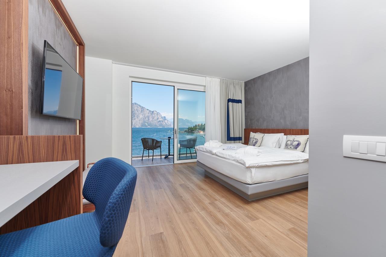 מאלצ'סינה Hotel Castello Lake Front מראה חיצוני תמונה