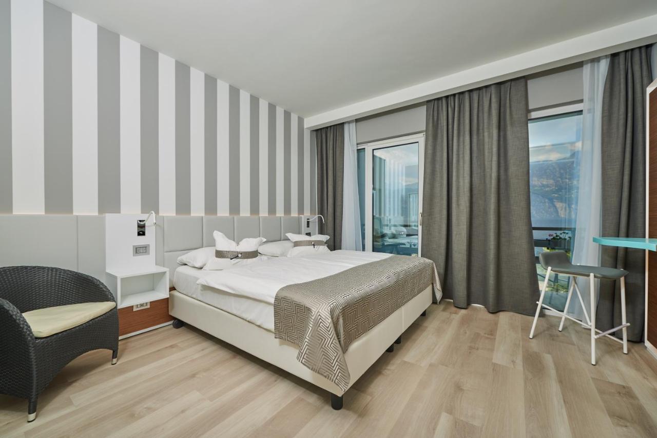מאלצ'סינה Hotel Castello Lake Front מראה חיצוני תמונה